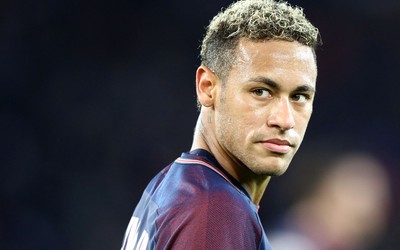 雷速电竞-C罗任意球击中门柱弹出