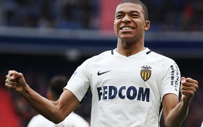 雷速电竞独家-伯贝这头球俯冲破门